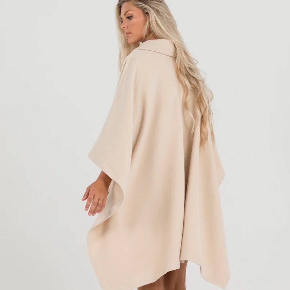 Aleeza Paris Buttoned cape NWT MED - Picture 3 of 7